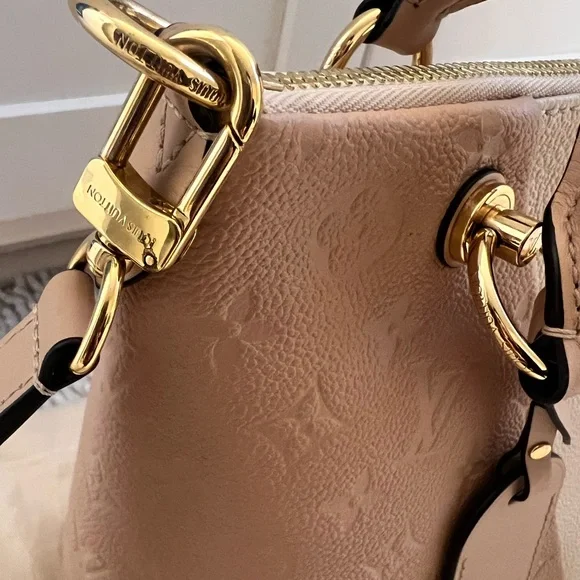 Louis Vuitton V tote MM - Picture 4 of 14